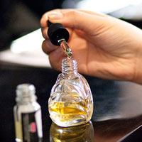 create your own perfume adding drops of perfume ingredients